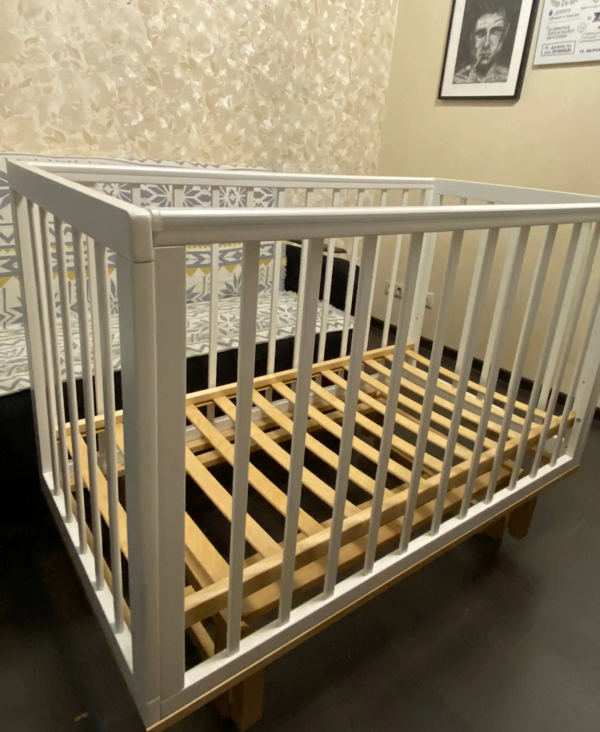 Детская кроватка с маятником из массива березы