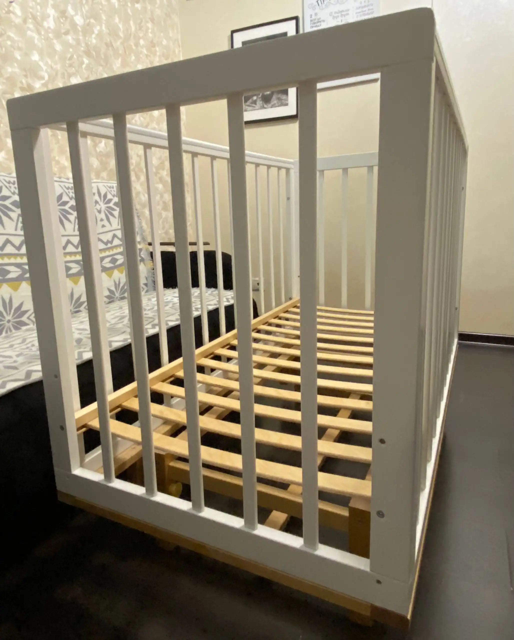 Детская кроватка с маятником из массива березы