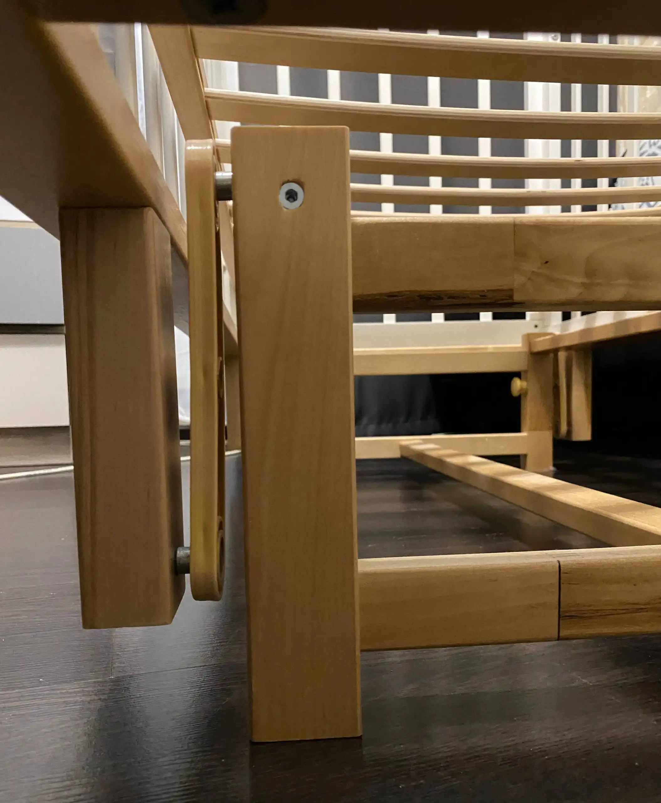 Детская кроватка с маятником из массива березы