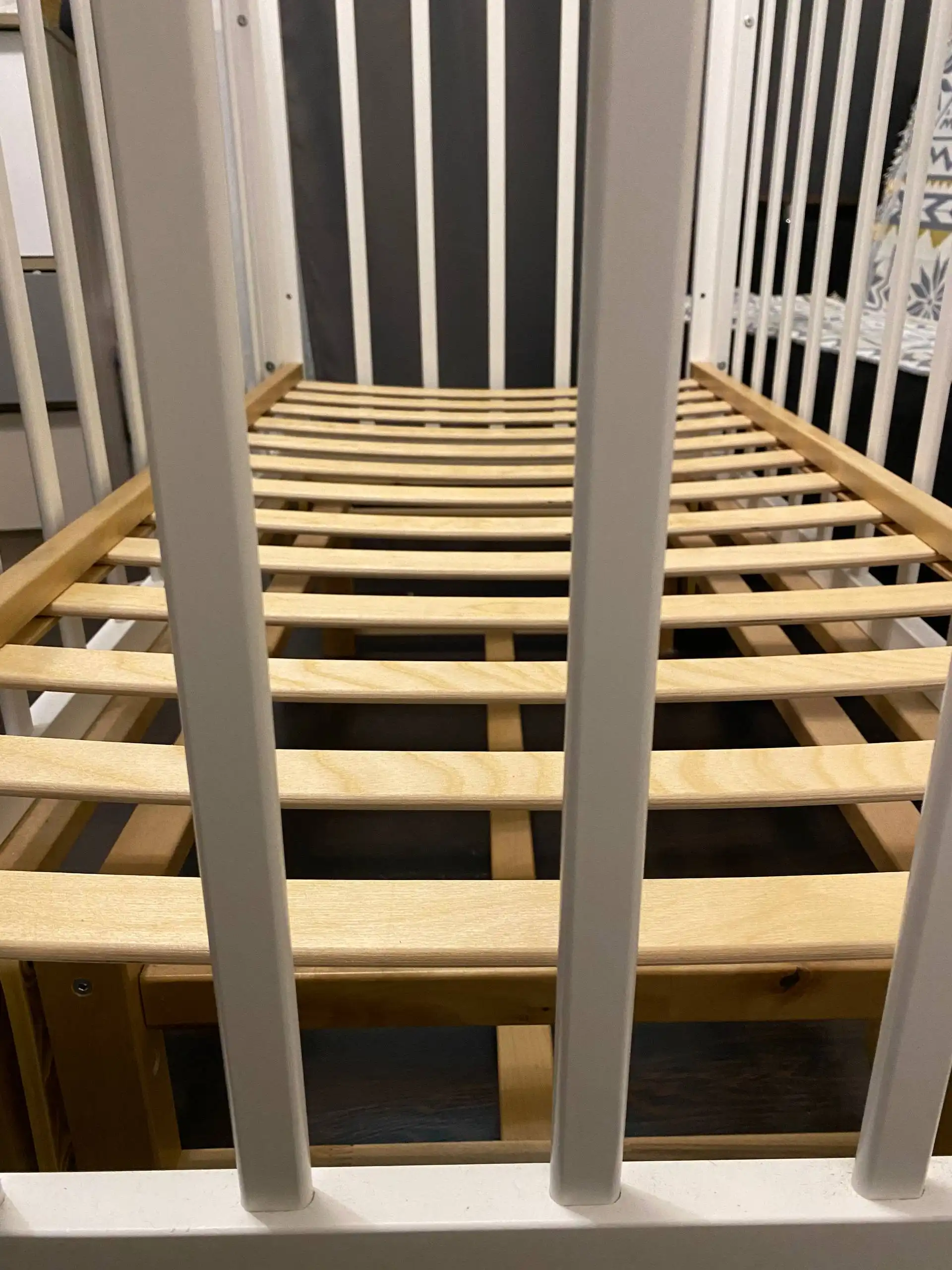 Детская кроватка с маятником из массива березы