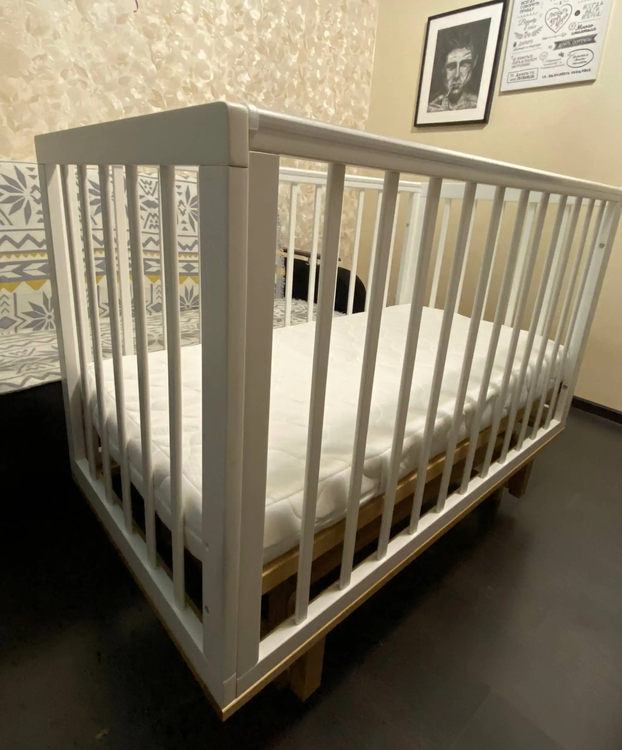 Детская кроватка с маятником из массива березы