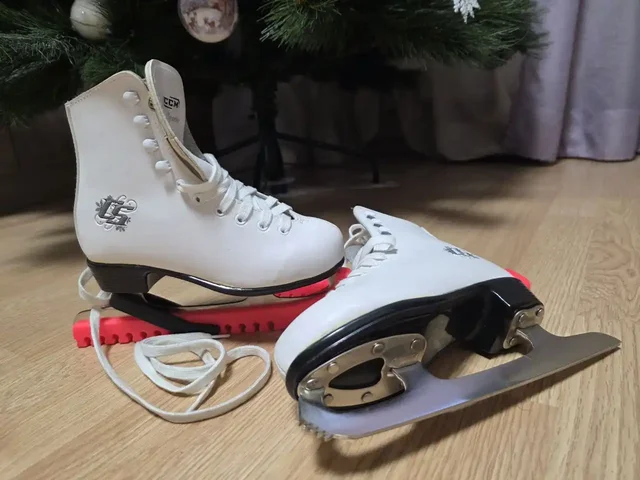 Коньки CCM Pirouette Jr 33р - Хобби и отдых в Балашиха