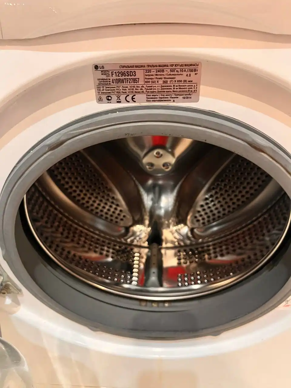 Узкая стиральная машина с ошибкой блокировки двери