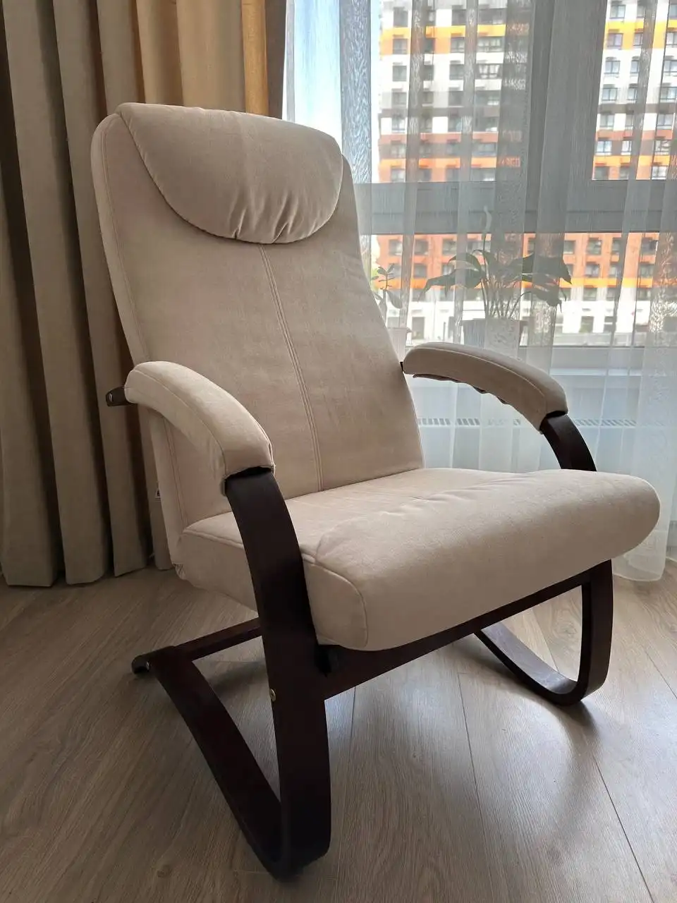 Кресло-качалка новая ткань антикоготь дубовые боковины - Мебель (Барахолка) в Балашиха