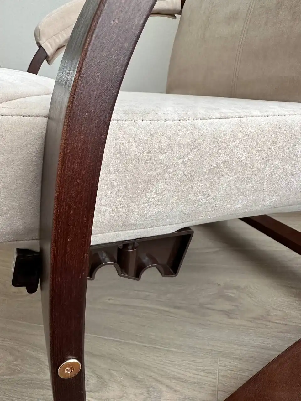 Кресло-качалка новая ткань антикоготь дубовые боковины - Мебель (Барахолка) в Балашиха