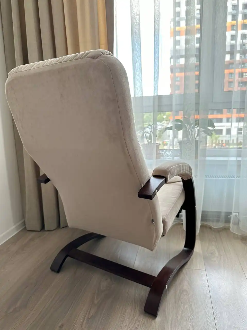 Кресло-качалка новая ткань антикоготь дубовые боковины - Мебель (Барахолка) в Балашиха