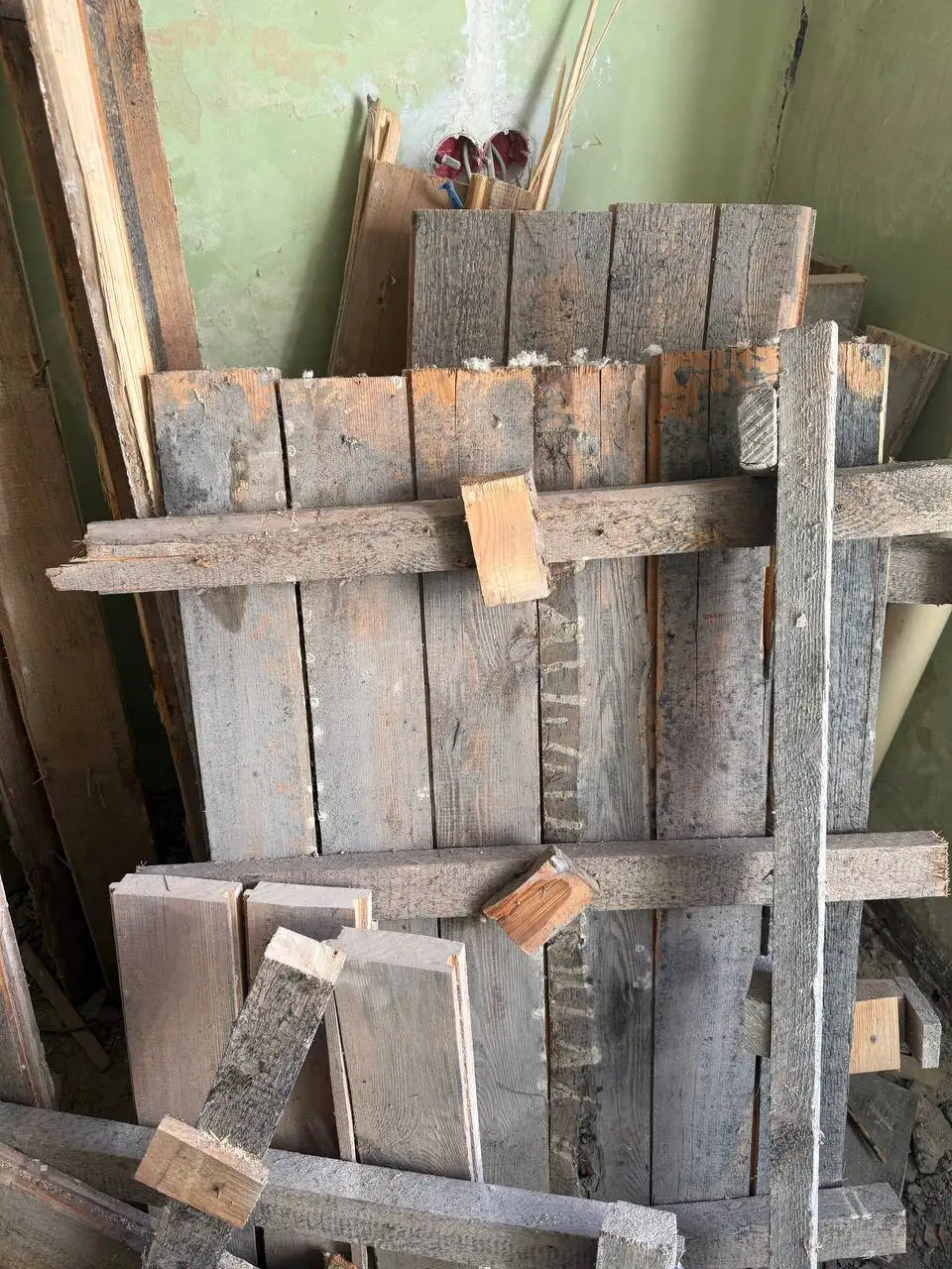 Отдам доски на дрова или другие нужды - Строительные материалы (Барахолка) в Балашиха