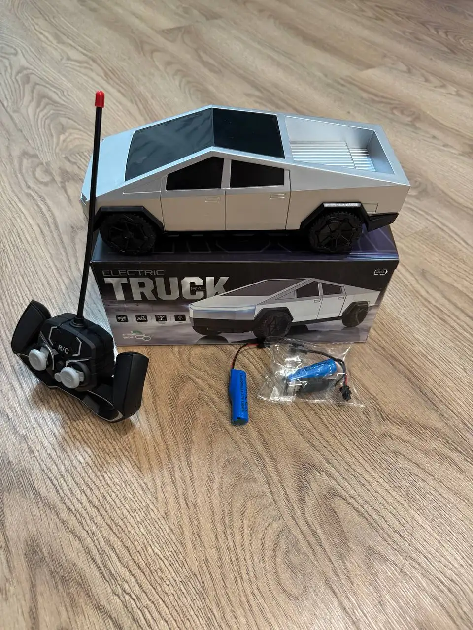 Машинка на пульте управления - Радиоуправляемые модели (Хобби и отдых) в Балашиха