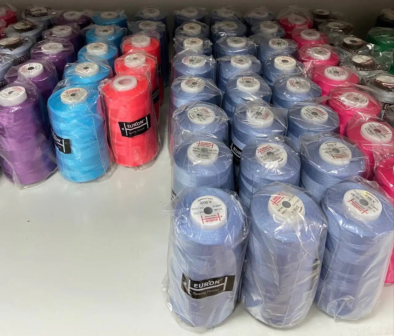 Швейные нитки Euron, бобины 5000 м, 29 цветов - Текстиль и швейные принадлежности (Барахолка) в Реутов