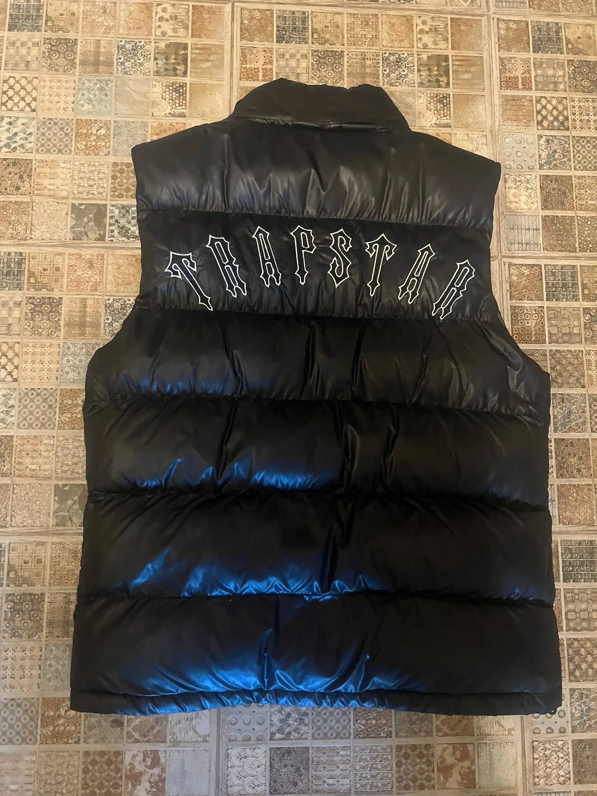 Продам жилетку Trapstar размер S - Верхняя одежда (Одежда) в Балашиха