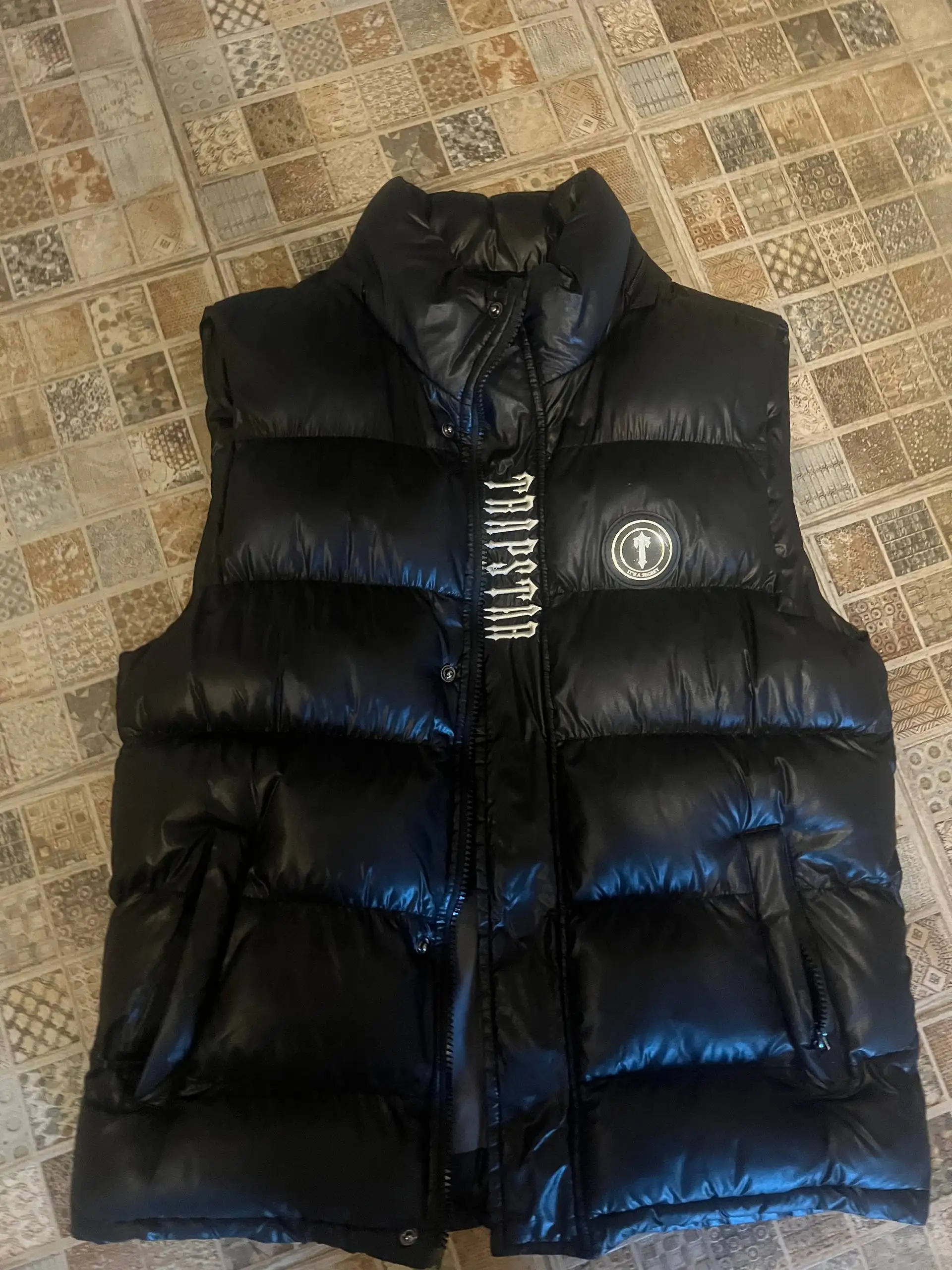 Продам жилетку Trapstar размер S - Верхняя одежда (Одежда) в Балашиха