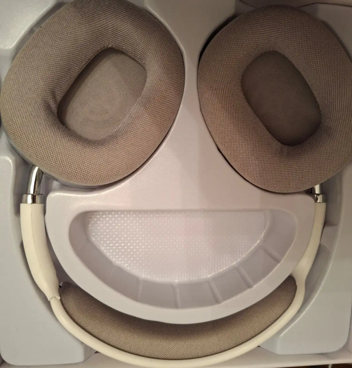 Продам наушники Borofone б/у и чехлы на телефон новые - Барахолка в Балашиха