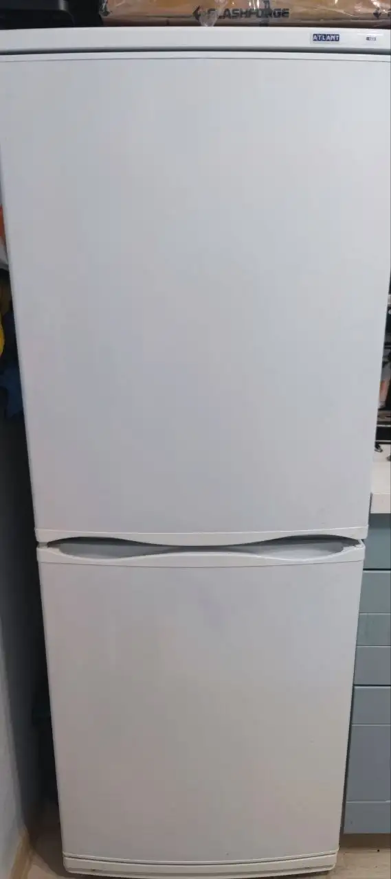 Холодильник ATLANT ХМ 4010-022 с поврежденной полкой - Бытовая техника (Для дома и дачи) в Балашиха