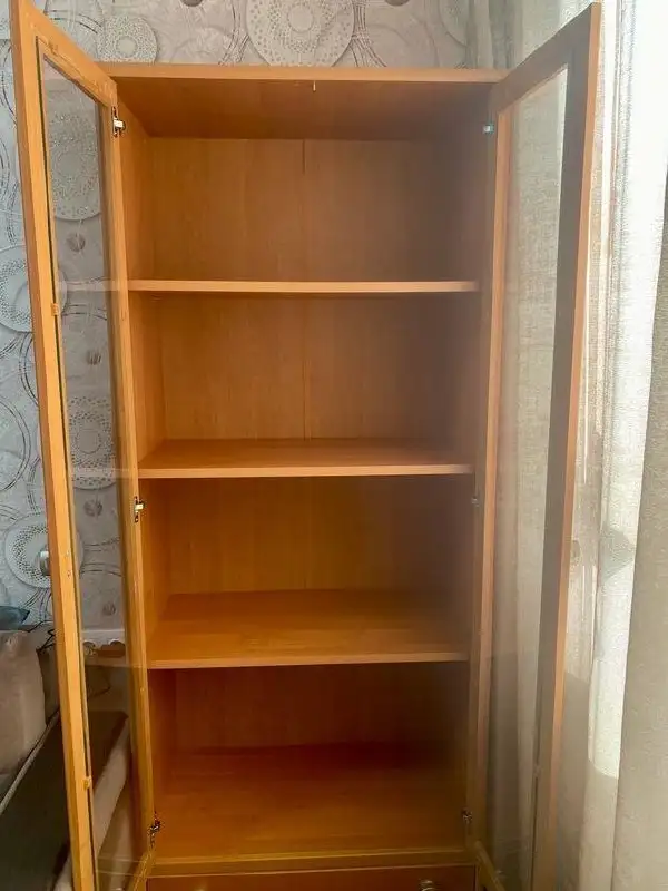 Книжный шкаф Икеа двухстворчатый со стеклянными дверями - Мебель (Для дома и дачи) в Балашиха