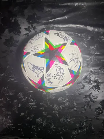 Мяч с автографами игроков ЦСКА, оригинальный ЛЧ - Коллекционные предметы в Балашиха