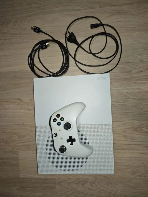 Xbox One S 1ТБ в комплекте - частное объявление в Балашиха