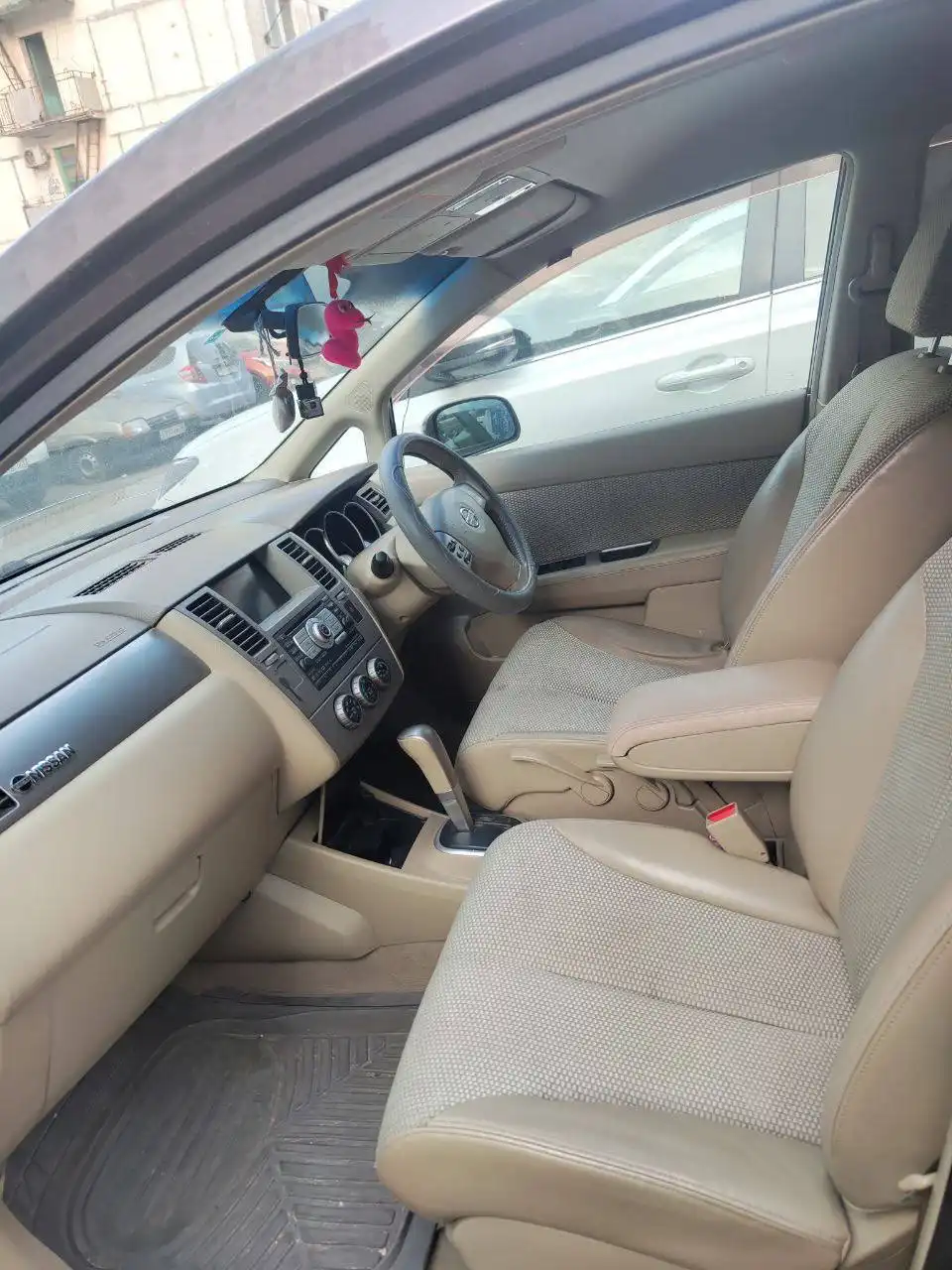 Nissan Tiida 2007 серый, правый руль