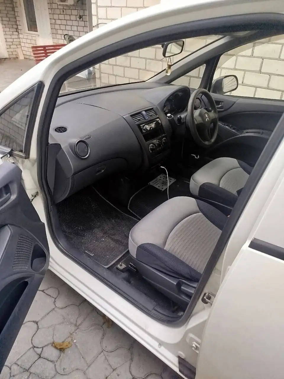Продажа автомобиля Mitsubishi Colt 2003 года
