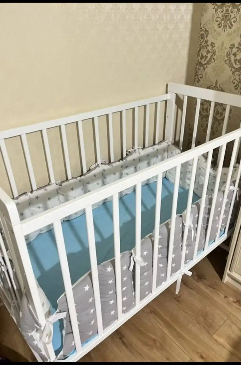 Продам детскую кроватку с матрасом и бортиками