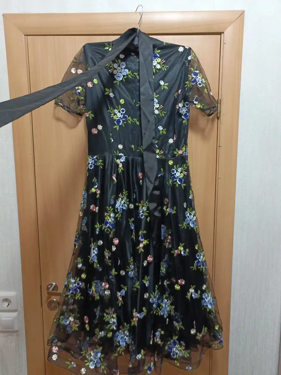 Продажа платьев разных цветов и размеров