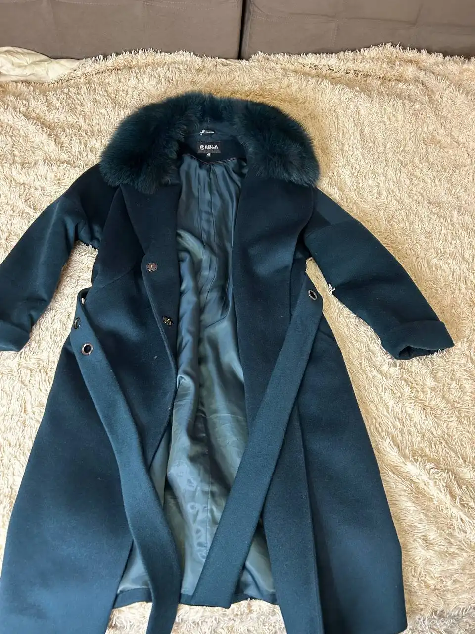 Женское демисезонное пальто с меховым воротником