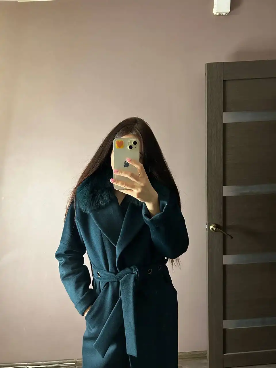 Женское демисезонное пальто с меховым воротником