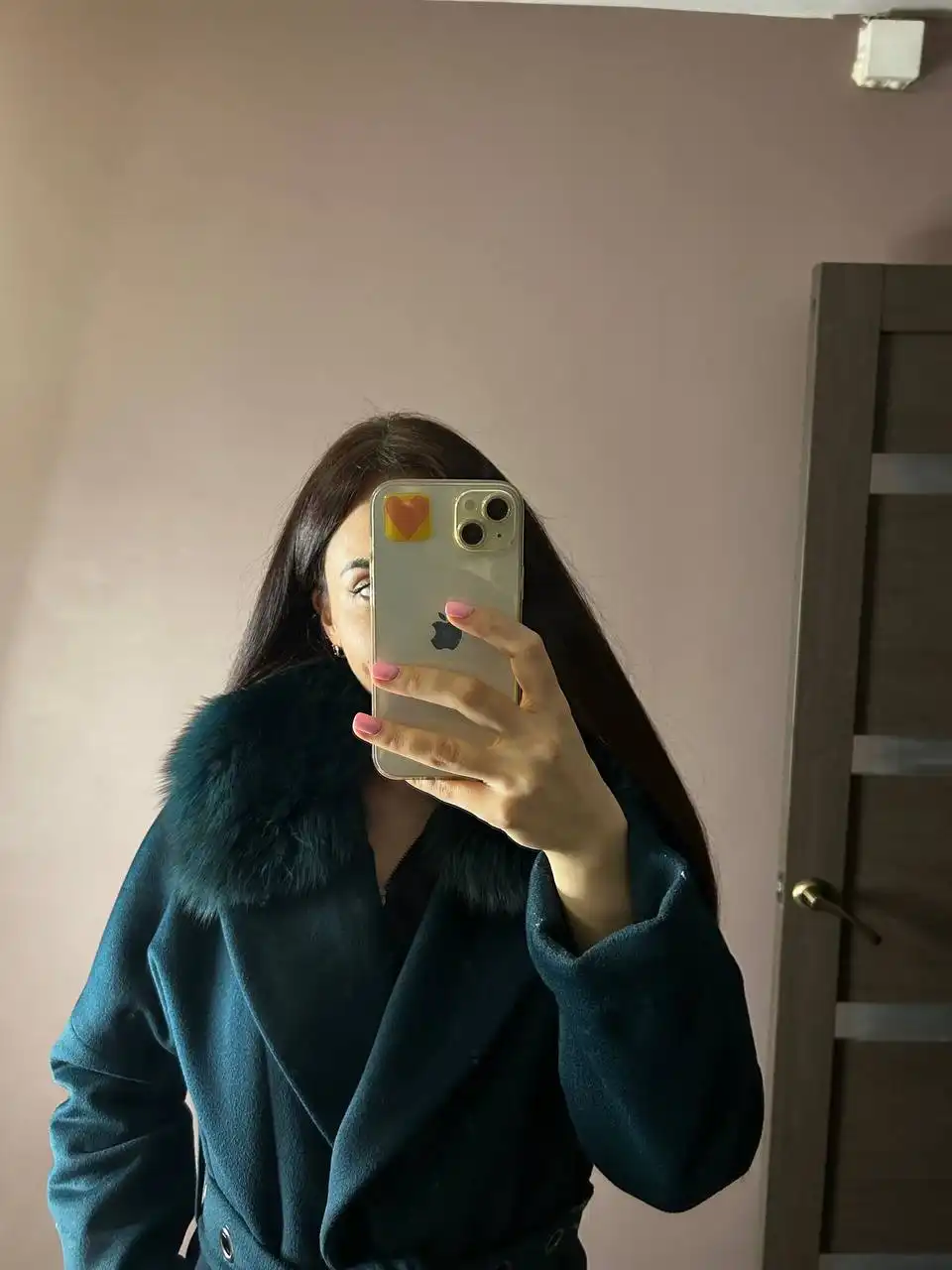 Женское демисезонное пальто с меховым воротником