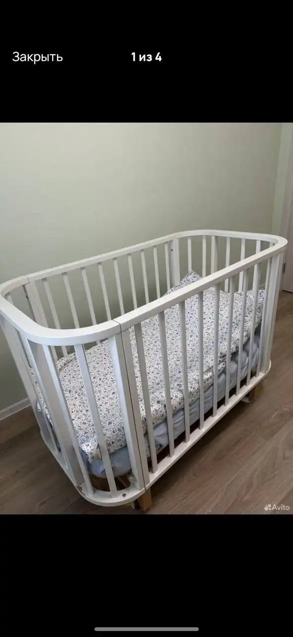 Кроватка для малышей с маятником и комплектом