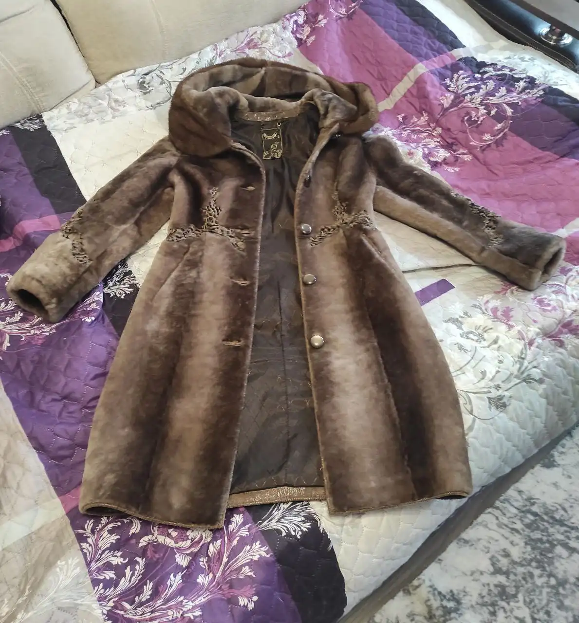 Шуба женская мутоновая натуральная овчина с капюшоном из норки - Верхняя одежда (Одежда) в Софрино