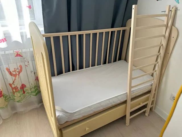 Продам кроватку слоновая кость с 2 матрасами - Товары для детей в Королёв