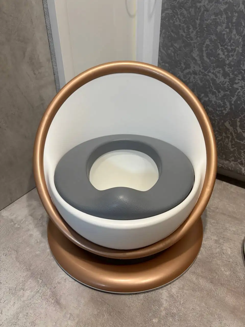 Продам горшок анатомический Luxmon Золотой - Горшки (Товары для детей) в Мытищи