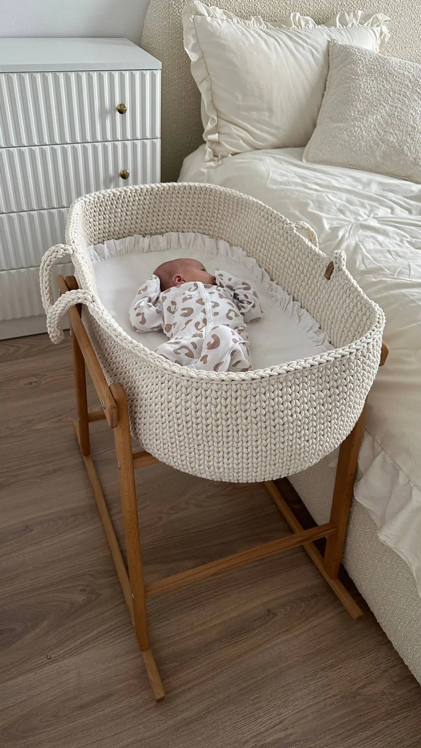 Продается вязанная люлечка с матрасиком - Товары для детей в Мытищи