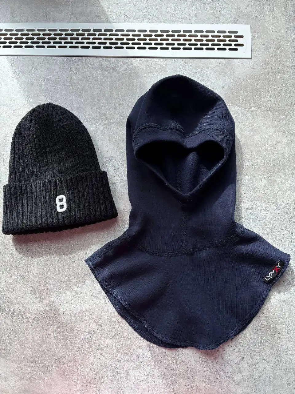 Шапка весна-осень б/у и шлем тонкий на флисе новый - Головные уборы (Одежда) в Мытищи