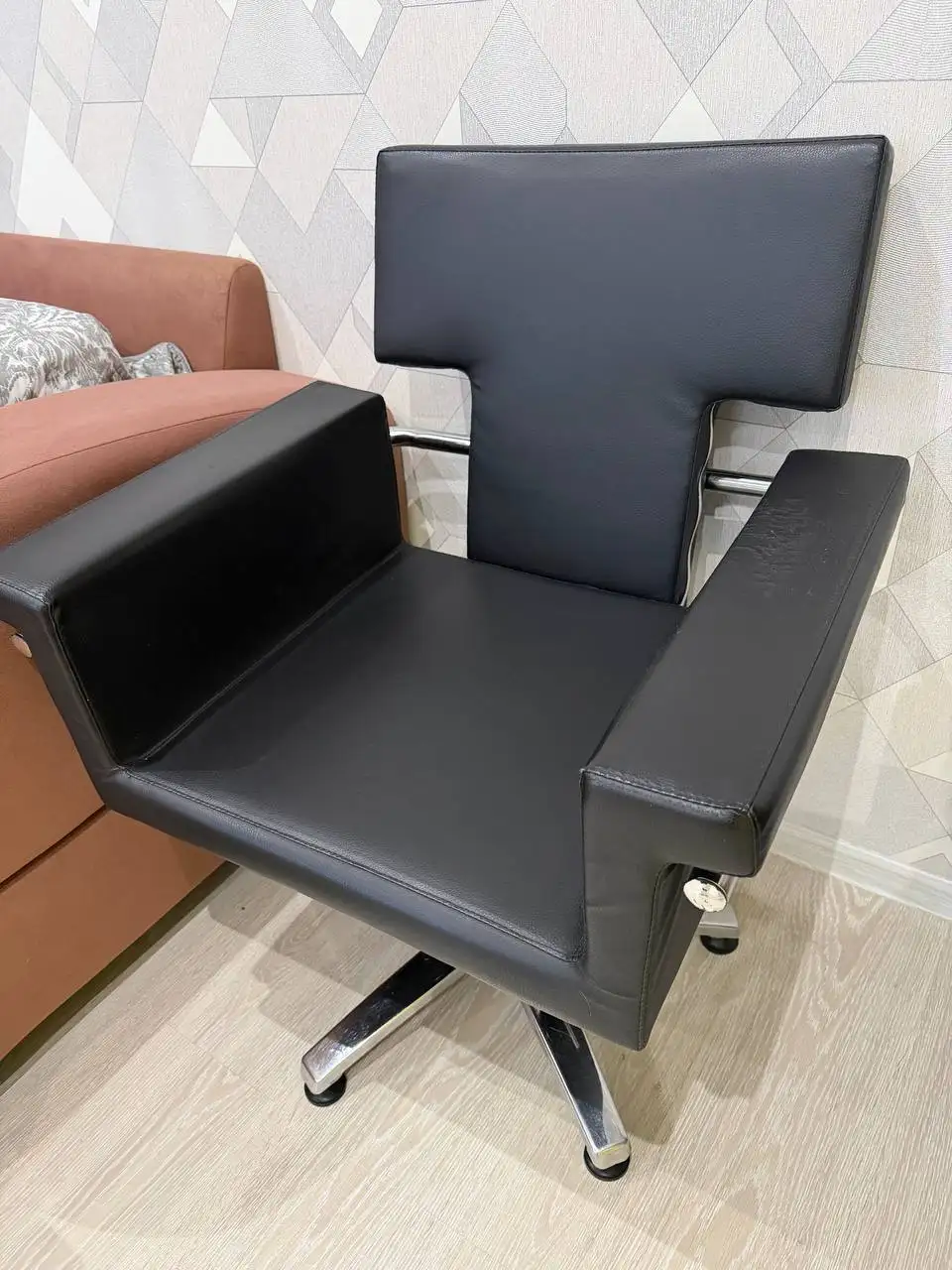 Парикмахерское кресло в хорошем состоянии - Парикмахерское оборудование (Готовый бизнес и оборудование) в Королёв