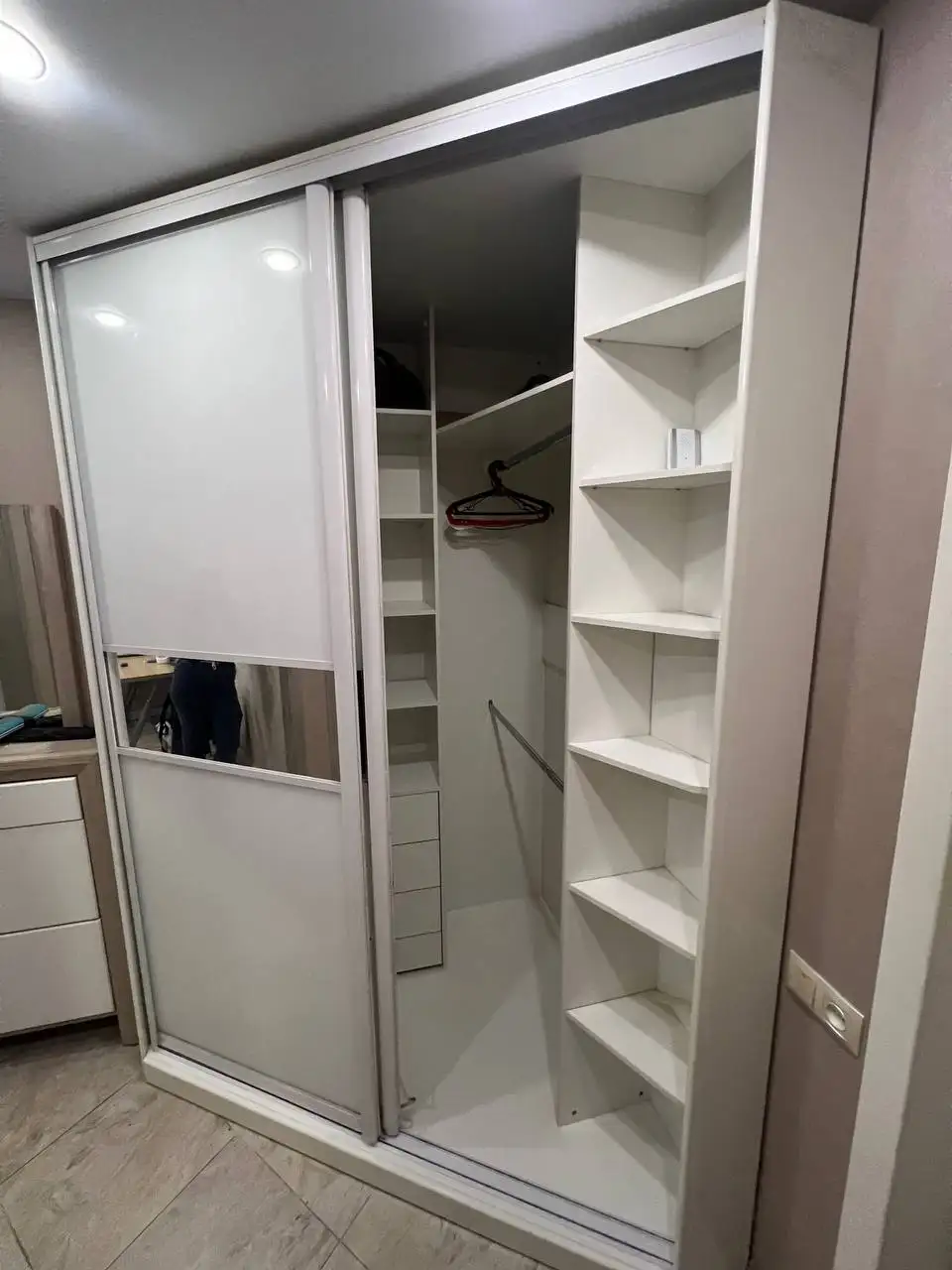 Продажа углового шкафа-купе зеркального - Мебель (Для дома и дачи) в Мытищи