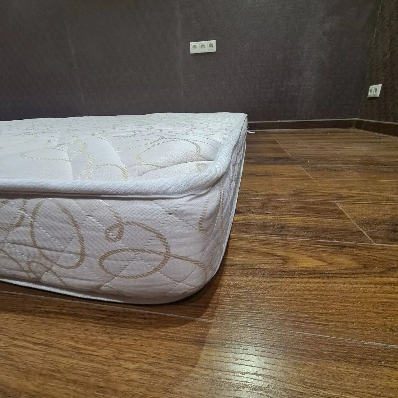 Продам матрас 180x200 с эффектом зима-лето - Мебель (Для дома и дачи) в Мытищи