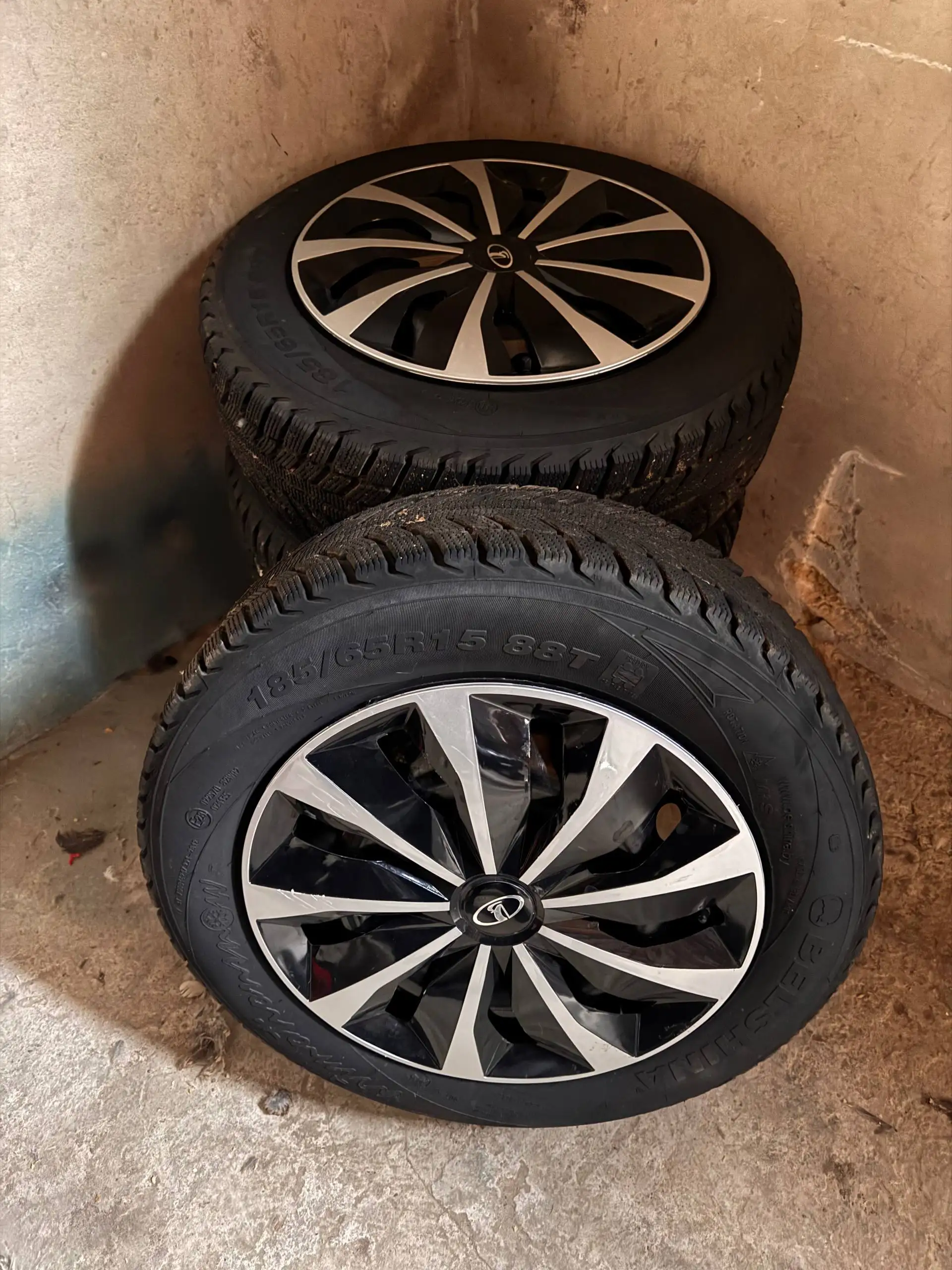 Продажа зимней резины R15 с колпаками - Шины и диски (Авто) в Скадовск