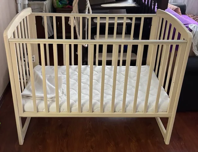 Детская кроватка с матрасом маятником и ящиками - Развивающие игрушки в Мытищи