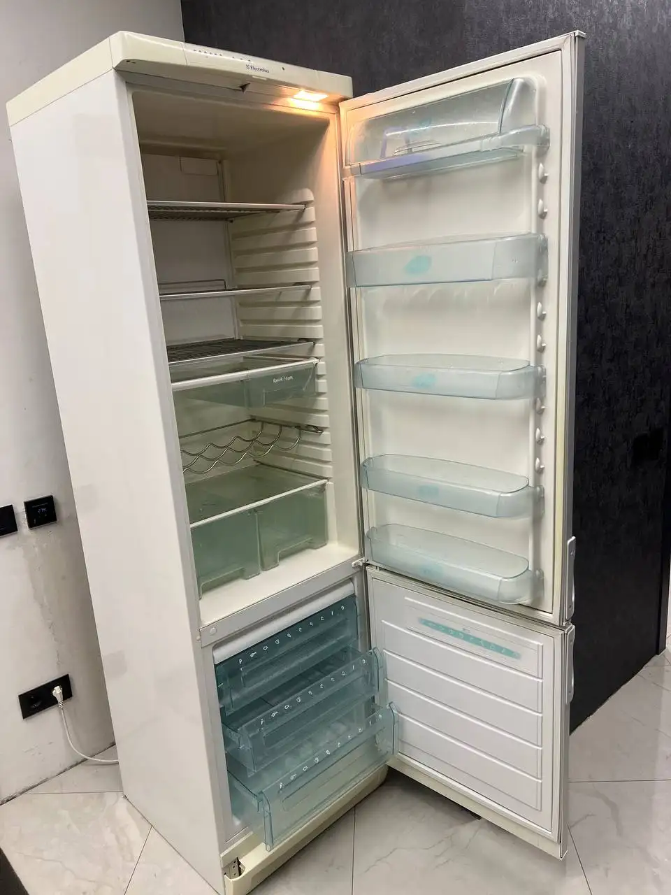 Холодильник Electrolux Model ER9002B - Холодильники (Электроника) в Мытищи