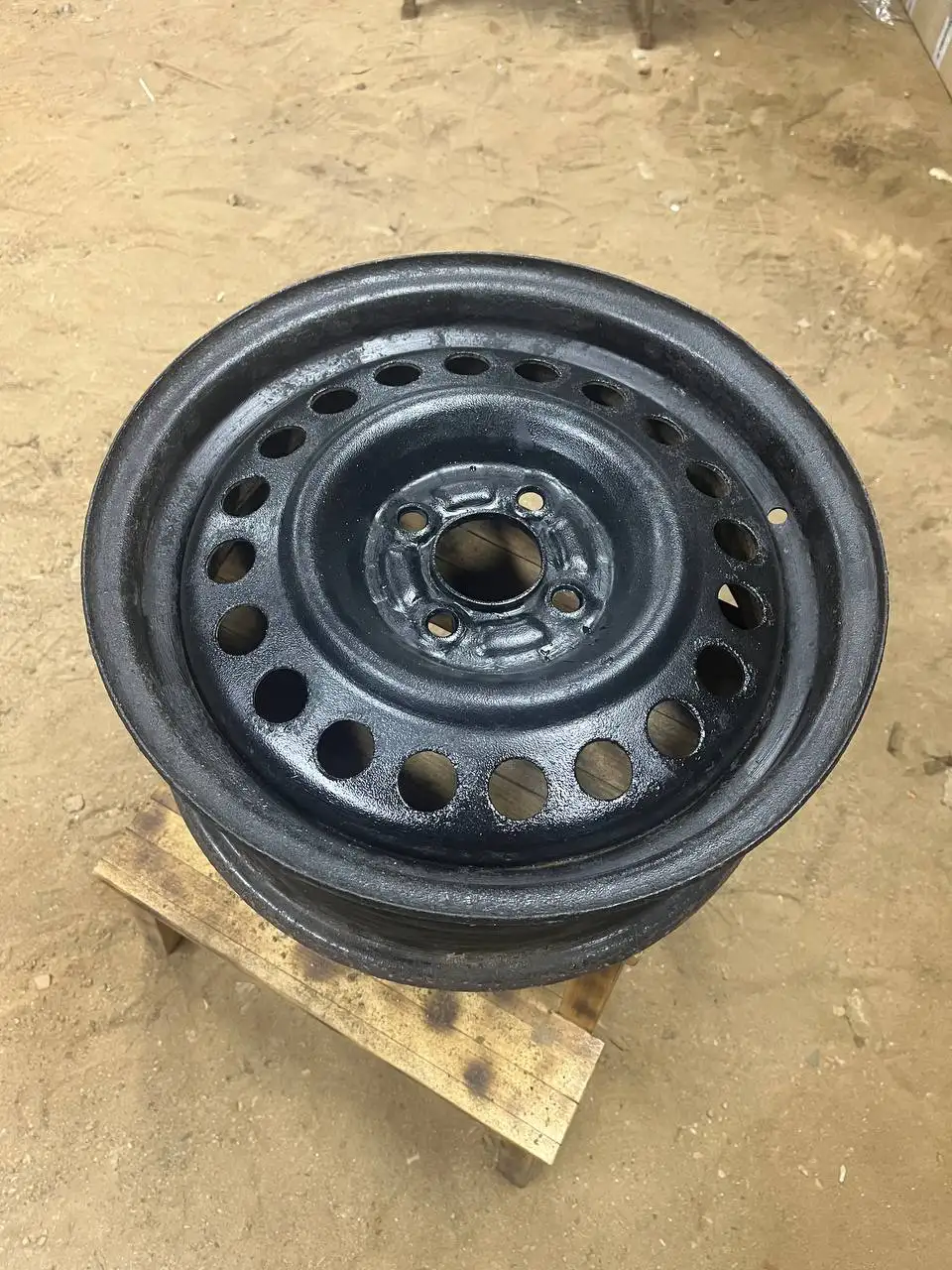 Диски Ниссан штампованные R15 4x100 с оригинальными колпаками - Диски (Авто) в Мытищи