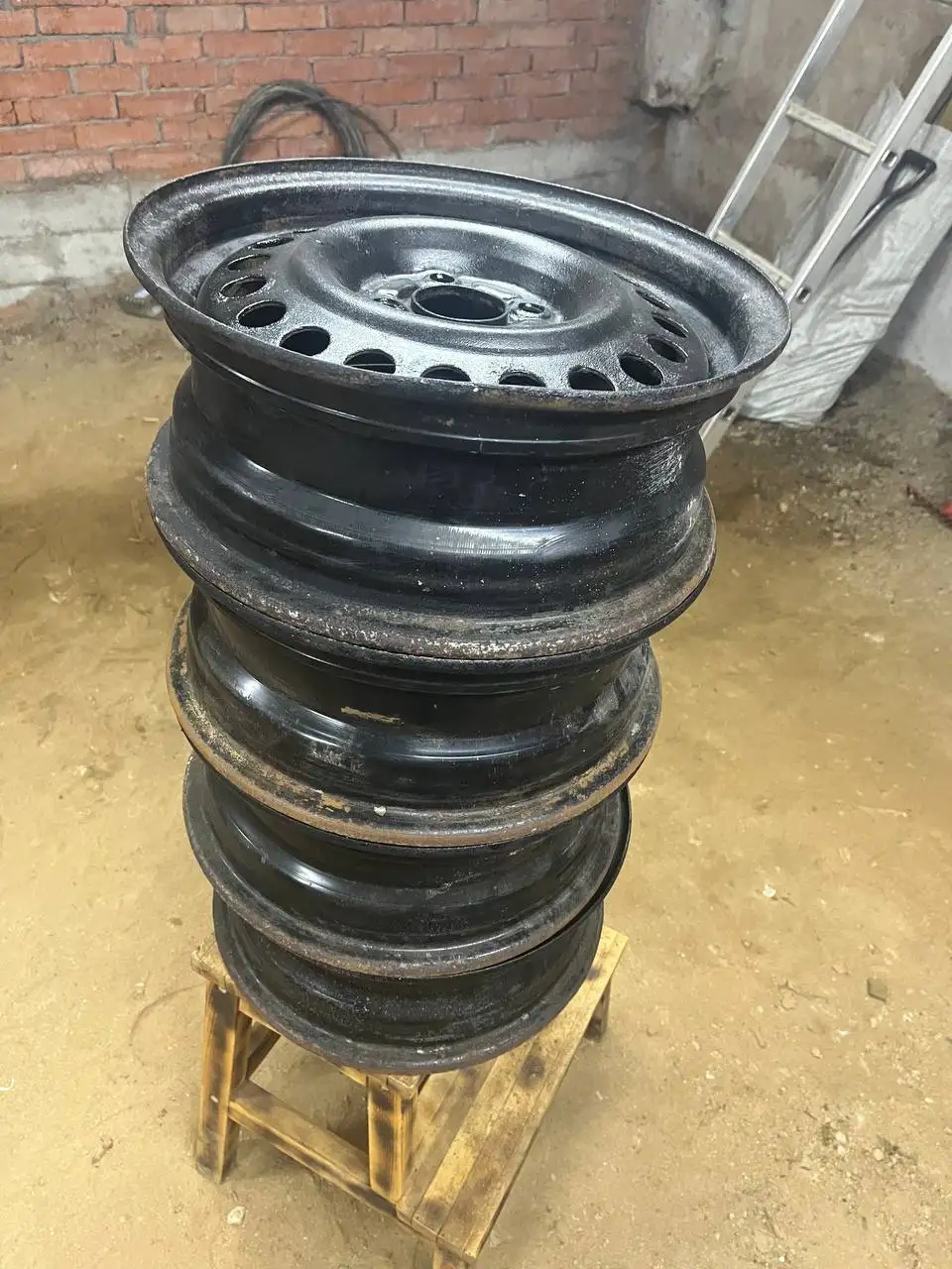 Диски Ниссан штампованные R15 4x100 с оригинальными колпаками - Диски (Авто) в Мытищи