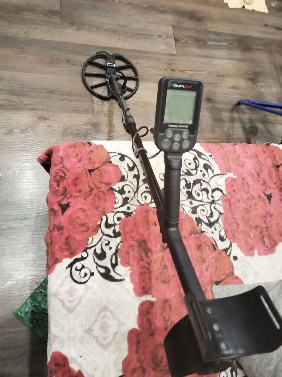 Продажа лодки, металлоискателя и светодиодных глазок для авто