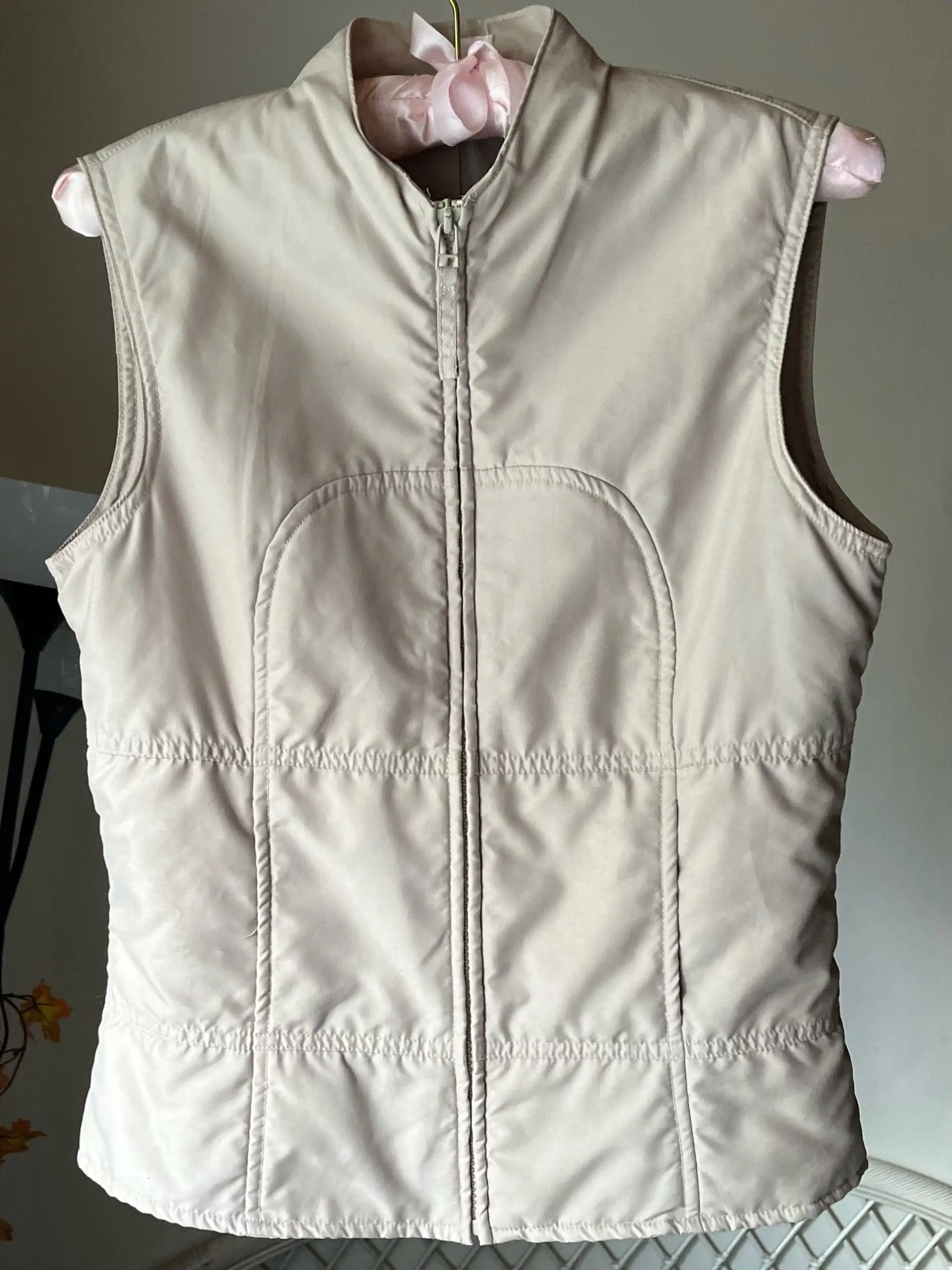 Кремовая жилетка Hennes by H&M размер 36