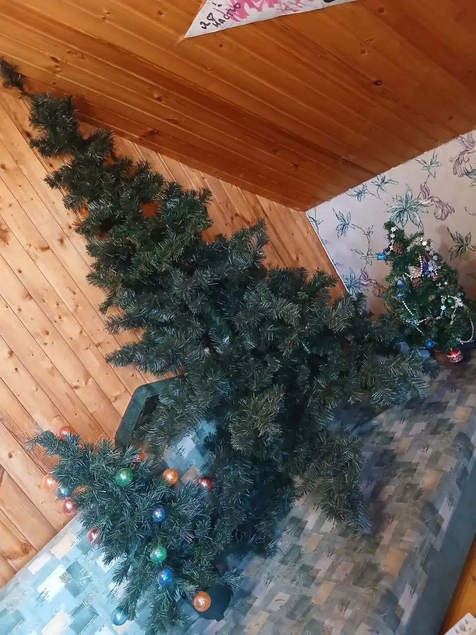 Продажа трех искусственных елок