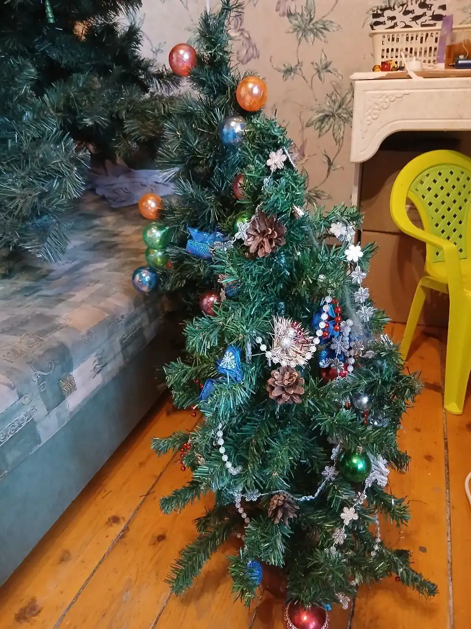 Продажа трех искусственных елок