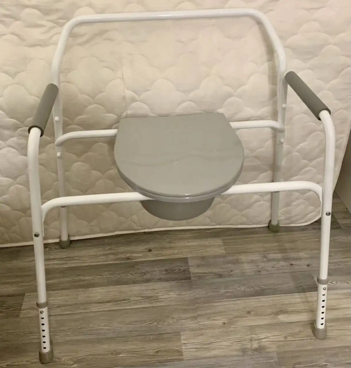 Ходунки и прикроватный туалет-кресло для маломобильных людей