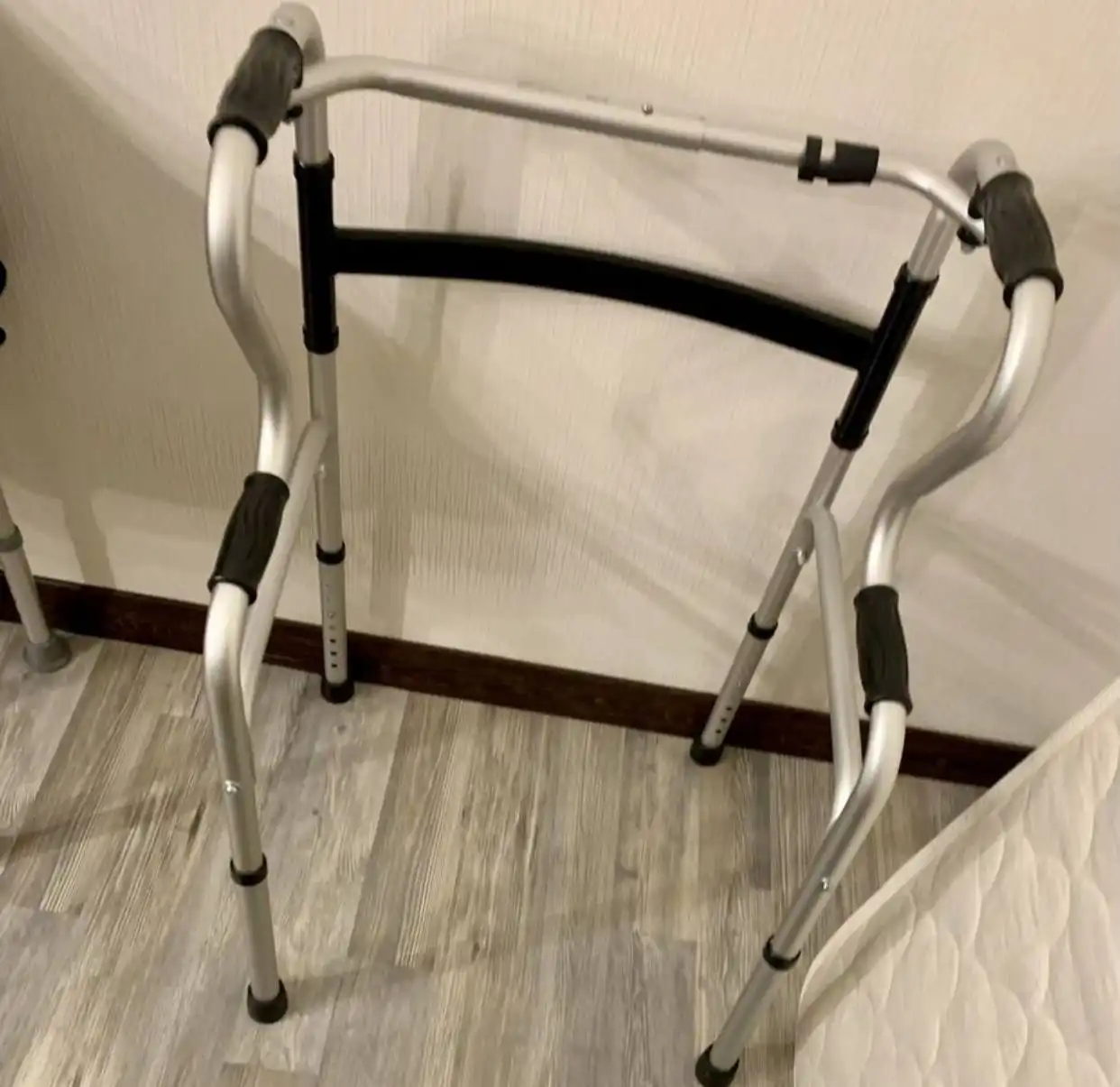 Ходунки и прикроватный туалет-кресло для маломобильных людей