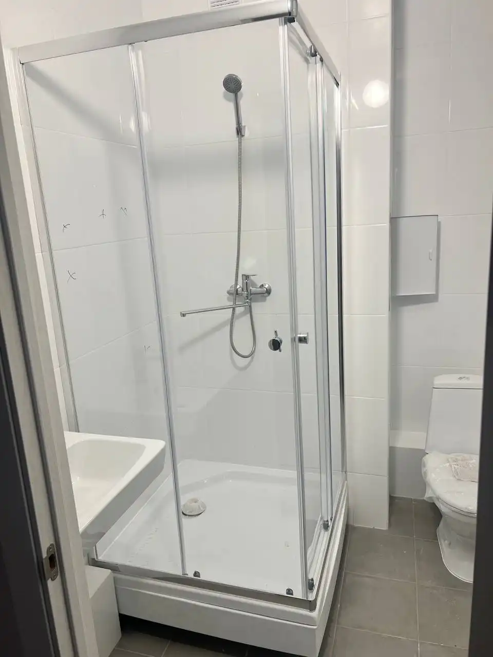 Продам новую душевую кабину 90х90