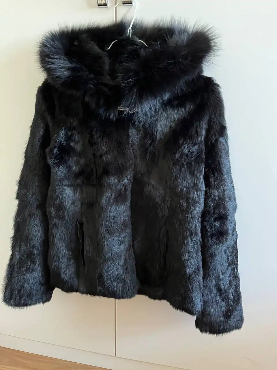 Полушубок с капюшоном размер 48-50