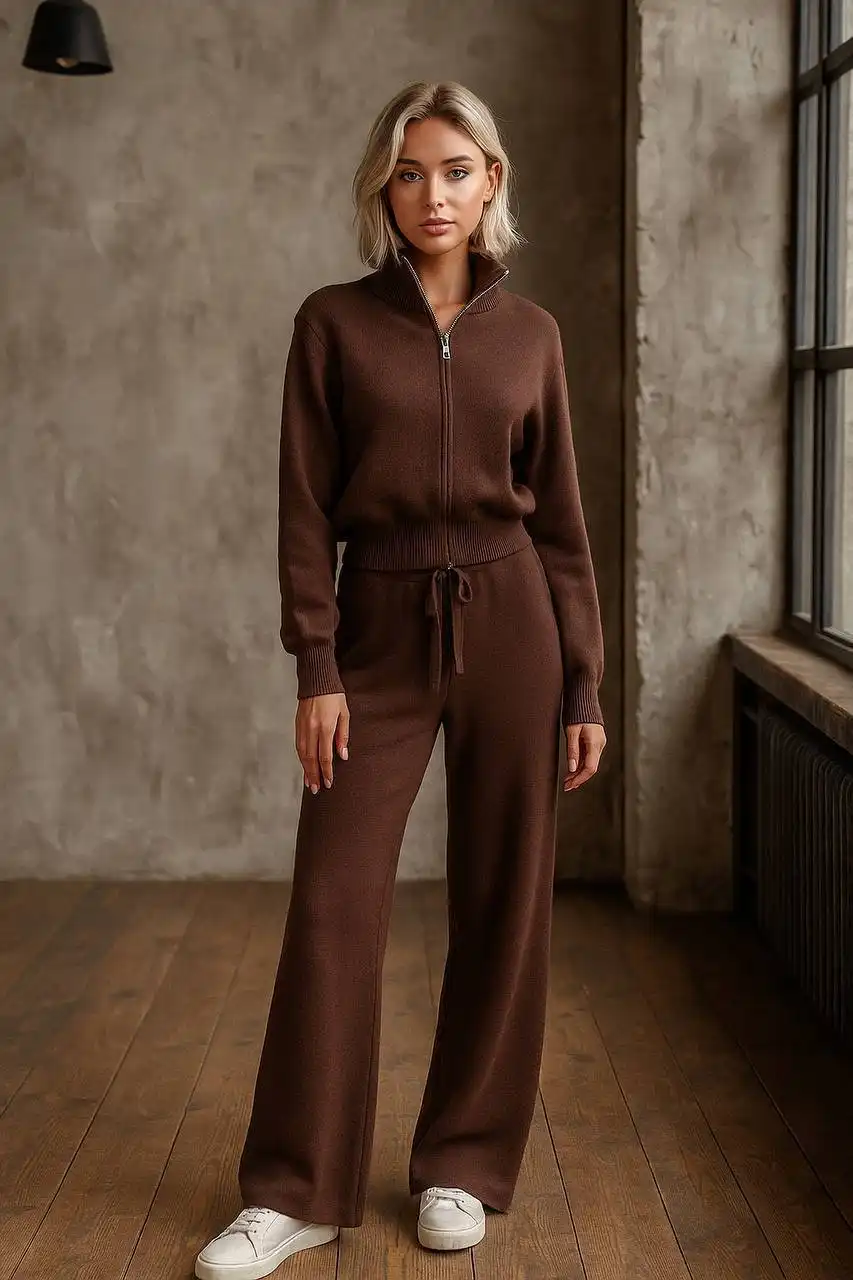 Женская одежда и аксессуары: кашемировый костюм, дубленка, куртка, лосины, новогодние носки